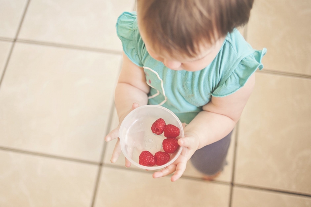 The Pros and Cons of Baby-Led Weaning Versus Parent-Led Weaning - Responsive Parenting